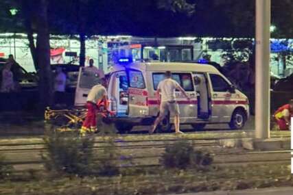 Teška nesreća na proslavi u Sarajevu: Mladić (21) ispao sa krova vozila u pokretu, ljekari mu se bore za život