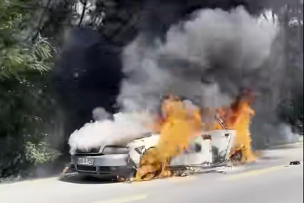 Zapalio se automobil kod Banjaluke, policija reguliše saobraćaj