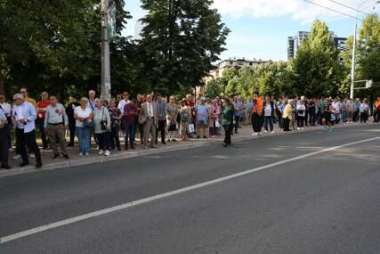 FOTO Građani se okupili ispred OHR-a na protestu upozorenja uoči sjednice PIC-a