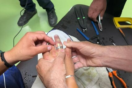 (FOTO) Neobična intervencija: Vatrogasci u Prijedoru skidali prsten s ruke