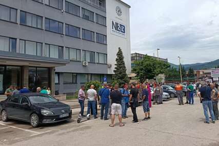 Radnici Nove Željezare Zenica protestirali pred zgradom Uprave: "Oni i dalje guraju nas u stečaj i tu nam je kraj!"