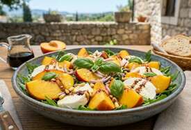 Salata od breskve i mozzarele: Savršen ljetni spoj koji će vas osvojiti na prvi zalogaj