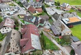 Slovenija nakon orkanskog nevremena: 1.800 domaćinstava ostalo bez struje, vjetar nosio krovove