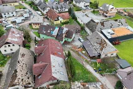 Slovenija nakon orkanskog nevremena: 1.800 domaćinstava ostalo bez struje, vjetar nosio krovove
