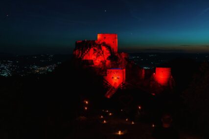 Kulturno blago pretvoreno u turističku priliku: Održana prva "Romantična noć" pod zidinama Starog grada Srebrenika