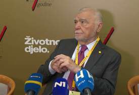 Mesić u Sarajevu: Dobro bi bilo da OHR ostane još neko vrijeme, ideje o Herceg-Bosni nazvao "nakaradnim"