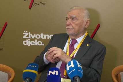 Mesić u Sarajevu: Dobro bi bilo da OHR ostane još neko vrijeme, ideje o Herceg-Bosni nazvao "nakaradnim"