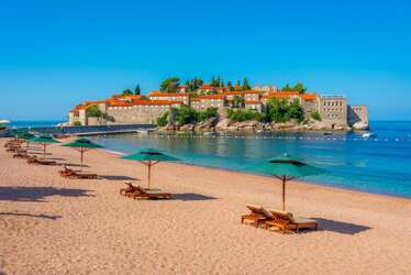 Otvara se Sveti Stefan: Ležaljke su 240 eura dan, a mještani ljuti zbog jedne stvari