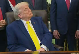 (VIDEO) Čini se da je Trump (79) opet malo zaspao tokom sastanka u Bijeloj kući