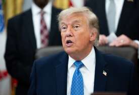 Trump predstavio novi američki pasoš sa njegovom fotografijom