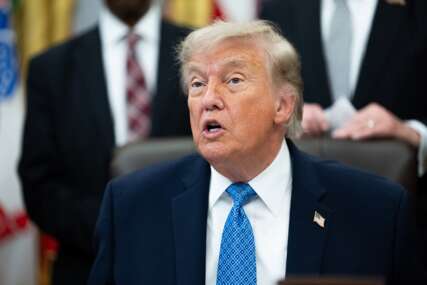 Trump predstavio novi američki pasoš sa njegovom fotografijom