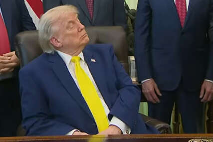 (VIDEO) Čini se da je Trump (79) opet malo zaspao tokom sastanka u Bijeloj kući