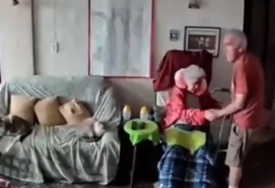 Prizor koji je dirnuo svijet: Dok se zemlja tresla, oni su se držali za ruke (VIDEO)