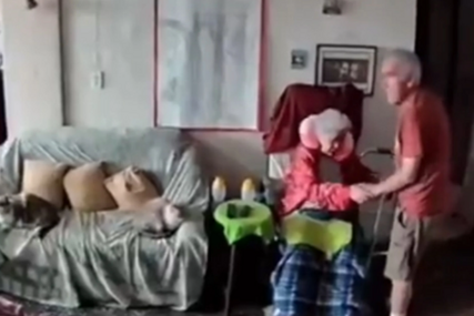 Prizor koji je dirnuo svijet: Dok se zemlja tresla, oni su se držali za ruke (VIDEO)