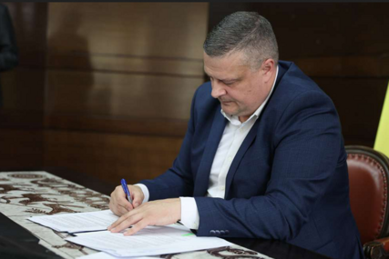 Mijatović potpisao ugovore: Skoro 22 miliona KM za razvoj male privrede u FBiH (VIDEO)
