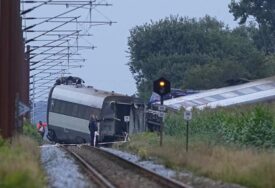U sudaru dva voza u istočnoj Engleskoj poginuo mašinovođa, 89 osoba povrijeđeno