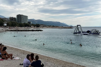 Incident na jadranskom kupalištu: Kupačice otjerane s plaže zbog bizarnog razloga