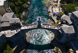 Red Bull cliff diving: Nastavlja se uzbudljiva borba za pobjede u Mostaru, na Starom mostu postavljena platforma (FOTO)