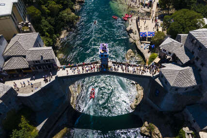 Red Bull cliff diving: Nastavlja se uzbudljiva borba za pobjede u Mostaru, na Starom mostu postavljena platforma (FOTO)