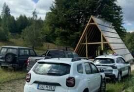 FOTO Motornom pilom oštetili lovačku kolibu: Lovci daju 10.000 KM za informaciju ko je to napravio