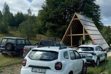 FOTO Motornom pilom oštetili lovačku kolibu: Lovci daju 10.000 KM za informaciju ko je to napravio