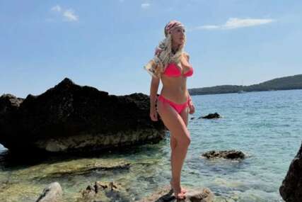 (FOTO) RODILA 3. DIJETE PRIJE 5 MJESECI Pjevačica se skinula u bikini, svi oduševljeni njenom linijom, usijale su se mreže