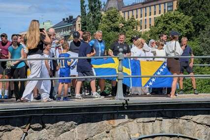 Simboličnim maratonom i šetnjom u švedskom Örebru obilježen 11. juli