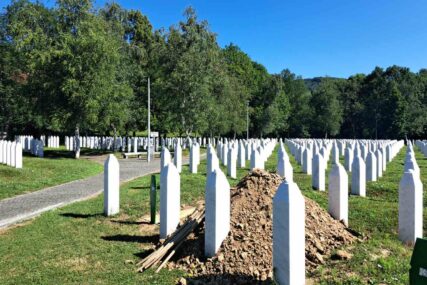 Dan posljednjih oproštaja u Potočarima: Stižu učesnici Marša mira, porodice uz tabute najmilijih