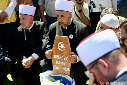 Klanjana dženaza generalu Ramizu Drekoviću