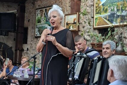 Senada Beglerović Leković predstavila novu pjesmu „SARAJEVO, HAJDE DA PJEVAMO“