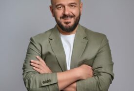 Tarik Stambolić predstavio modernu verziju legendarnog hita: "Crveni karanfili" ponovo cvjetaju