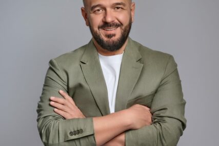 Tarik Stambolić predstavio modernu verziju legendarnog hita: "Crveni karanfili" ponovo cvjetaju