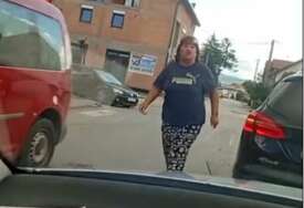 Žepče: Starija žena fizički nasrnula na vozača, vrijeđala ga na nacionalnoj osnovi i pljunula VIDEO
