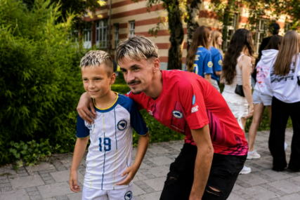 Pojavio se "dvojnik" Kerima Alajbegovića, svi su željeli fotografiju s njim
