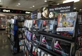 Otac Amy Winehouse mora platiti gotovo milion funti njenim prijateljicama
