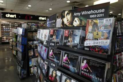 Otac Amy Winehouse mora platiti gotovo milion funti njenim prijateljicama