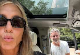 Jennifer Aniston (57) podijelila fotke s partnerom Jimom Curtisom (50)