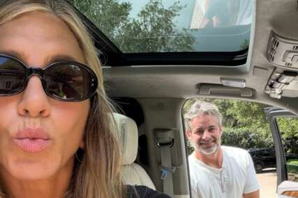 Jennifer Aniston (57) podijelila fotke s partnerom Jimom Curtisom (50)