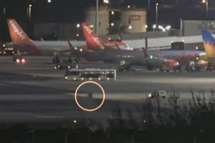 (VIDEO) Drama na pisti: Otkotrljao se točak s aviona