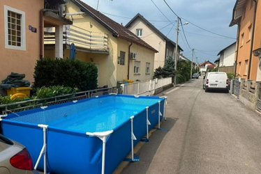 Žena u Zagrebu postavila bazen na ulicu jer u dvorištu kuće nije bilo mjesta
