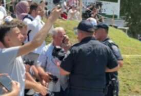 Neugodnost u Memorijalnom centru: Osiguranje fizički udaljilo fotoreportera Ahmeta Bajrića Blicka