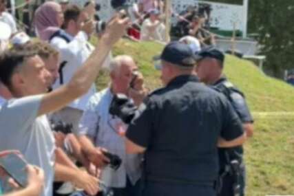 Neugodnost u Memorijalnom centru: Osiguranje fizički udaljilo fotoreportera Ahmeta Bajrića Blicka