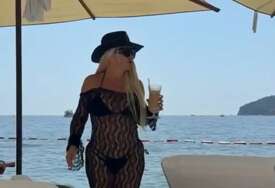 CRNI ŠEŠIR I ČIPKA PREKO BIKINIJA Dara Bubamara sama uživa na plaži, odvojila se od sina i dečka