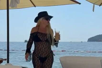 CRNI ŠEŠIR I ČIPKA PREKO BIKINIJA Dara Bubamara sama uživa na plaži, odvojila se od sina i dečka