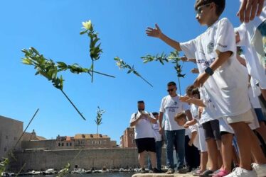U Dubrovniku spušteno cvijeće u more povodom godišnjice genocida u Srebrenici