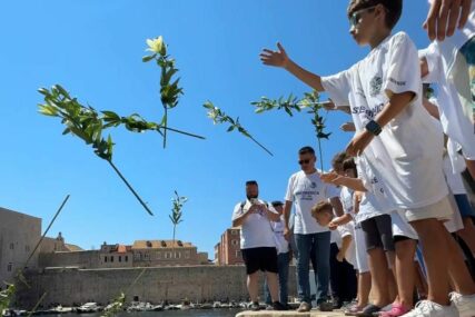 U Dubrovniku spušteno cvijeće u more povodom godišnjice genocida u Srebrenici