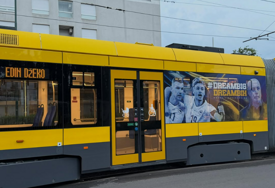 PLAVO-ŽUTA MAHALA: Sarajevski tramvaji od jutros voze s natpisima "Barbarez" i "Edin Džeko" (VIDEO)