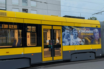 PLAVO-ŽUTA MAHALA: Sarajevski tramvaji od jutros voze s natpisima "Barbarez" i "Edin Džeko" (VIDEO)