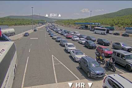 Kolone na granicama sve duže: Gužve na prijelazima prema Hrvatskoj, vozače čekaju višesatna zadržavanja
