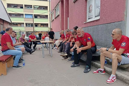 Članovi GSS-a Zenica ispred svoje stanice u tišini čekaju vijesti iz Ruske Federacije: "Ovo je tragedija, bili su iskusni planinari i spasioci"